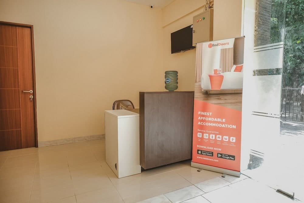 RedDoorz Plus near Plaza Blok M