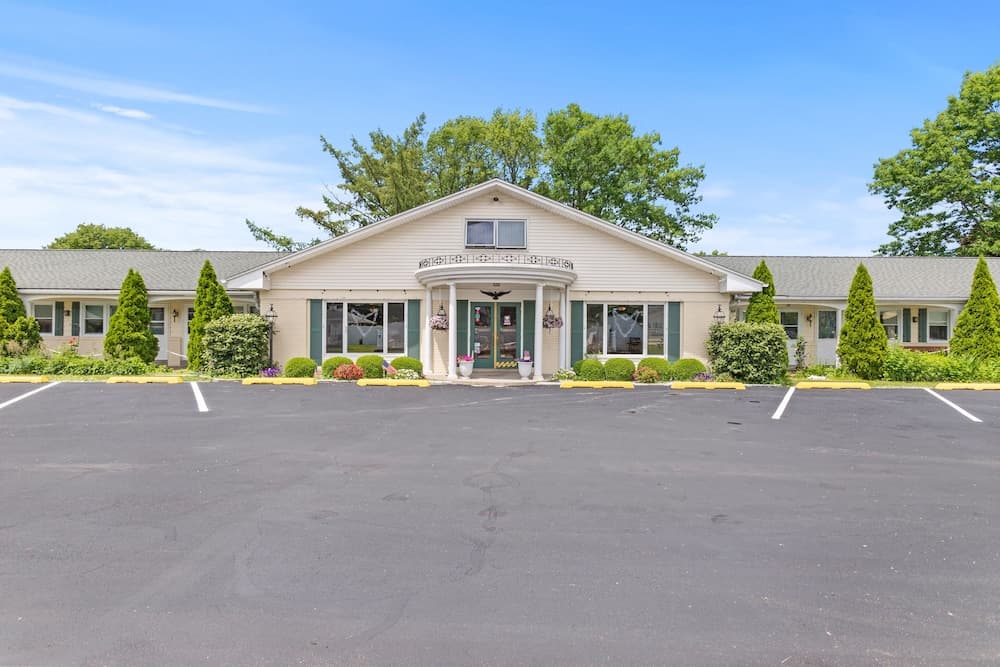 Glass House Inn Erie Near I-90 & I-79