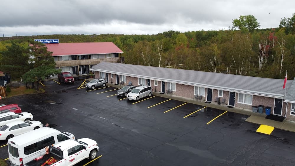 Moonlight Inn and Suites