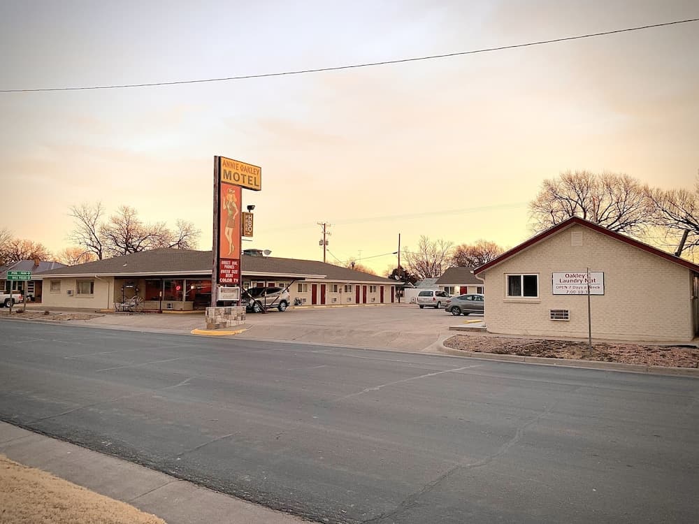Annie Oakley Motel Oakley