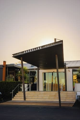 Shoreline Hotel