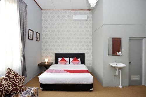 OYO 1303 Golden Inn 2
