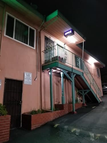Travis Lodge Motel 16