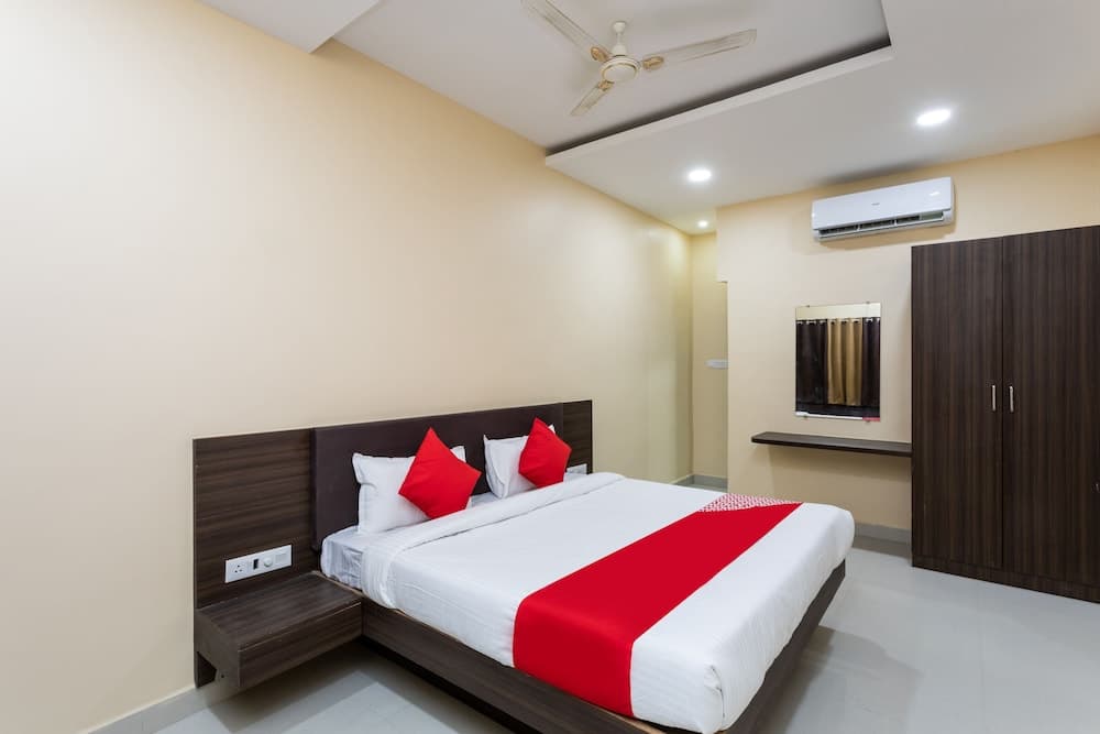 OYO 28247 Hotel SMR Palace
