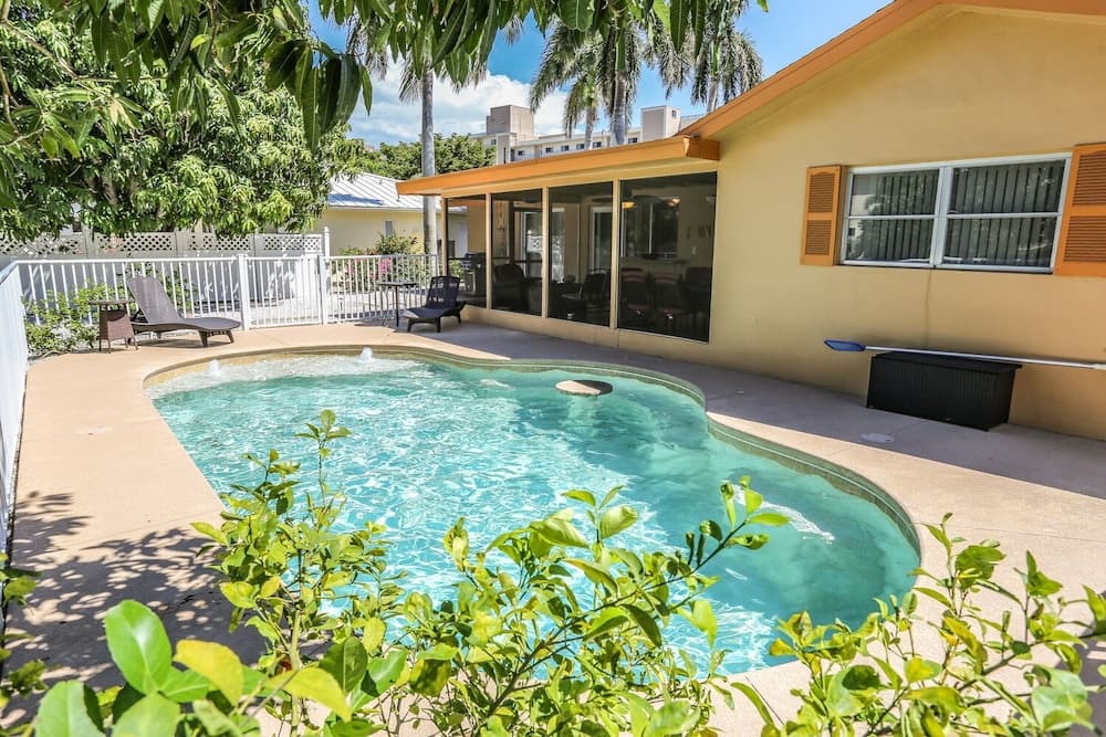 8297 Estero