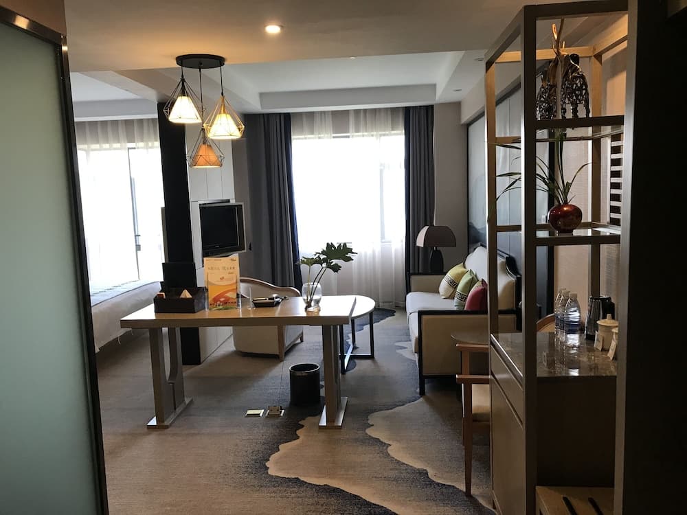 Metropolis Golf Hot Spring Hotel