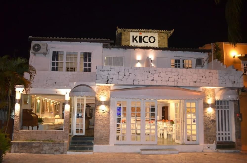 Konaklama yerinin ön cephesi - akşam/gece