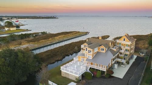 The Burrus House Inn Waterfront Suites