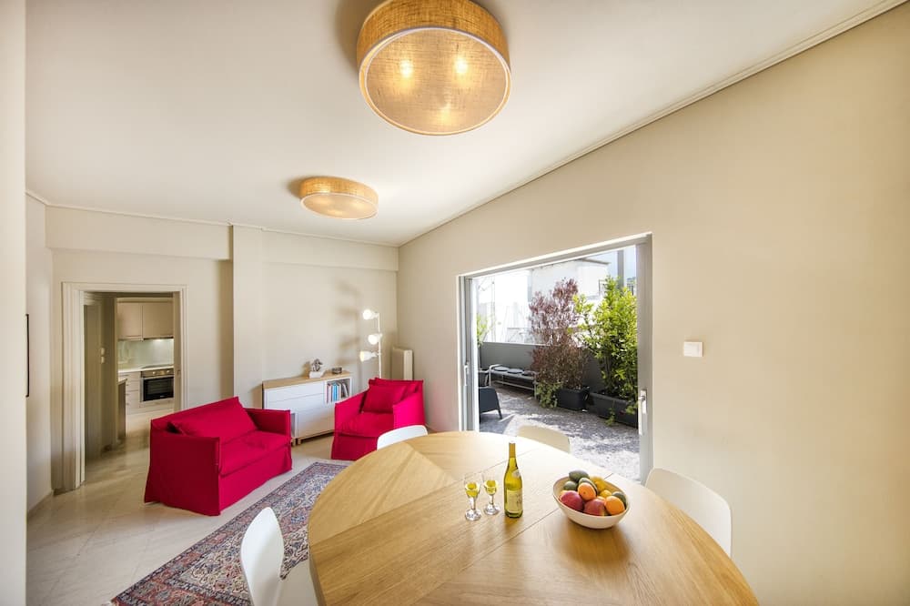 Elegant and Airy Apartment One Stop from City Center by VillaRentalsgr