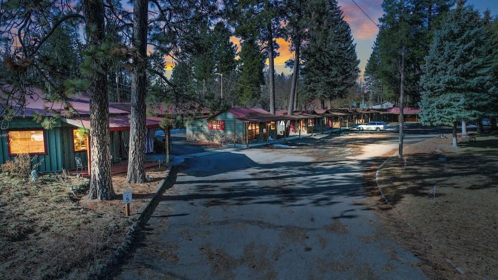 Cedar Village Motel