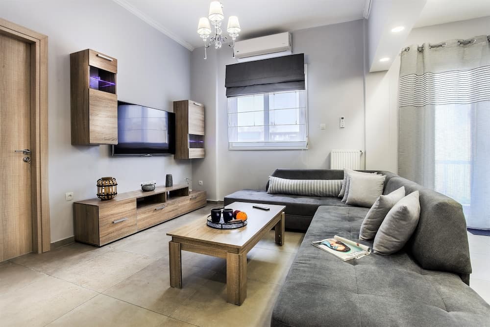 Spacious 3-Bedroom Apartment Near the Train