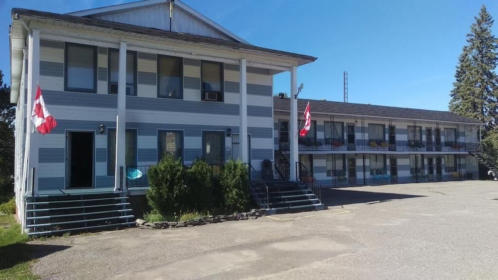 Bay Lake Inn (Frontiersman Motel)