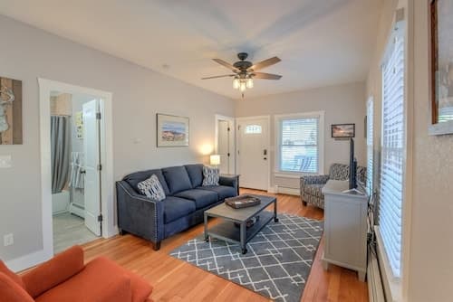 Couple's Mountain Getaway Close to Everything!