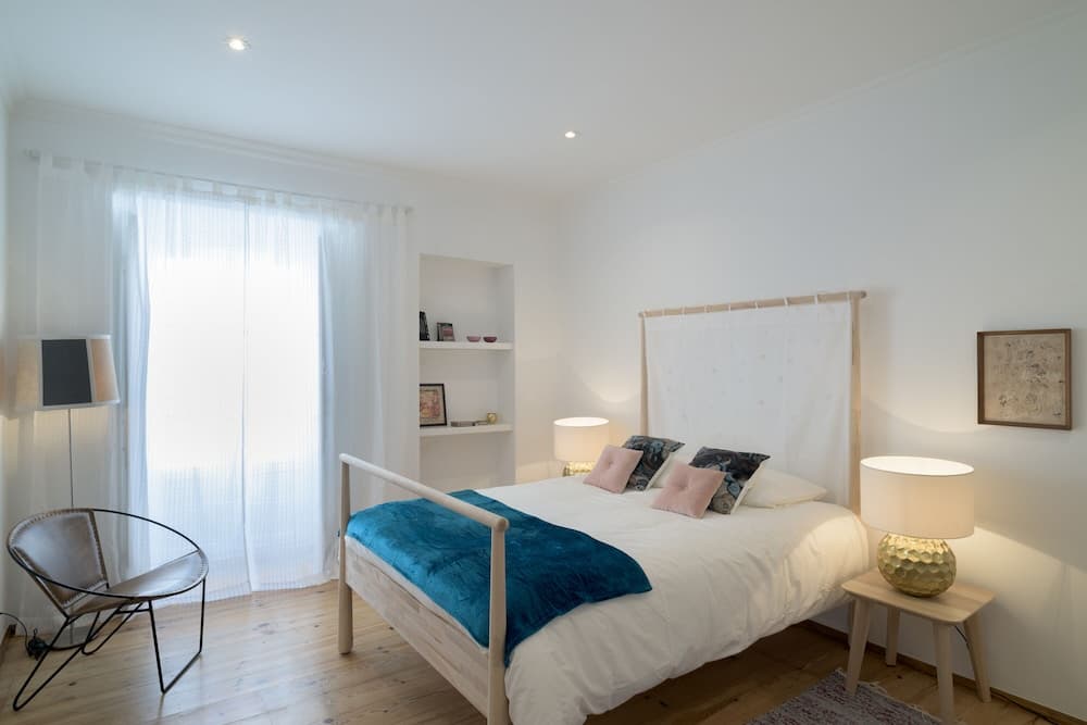 Spacious Bairro Alto Apartment + Courtyard, By TimeCooler