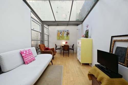 Bright Chic Garden Apartment