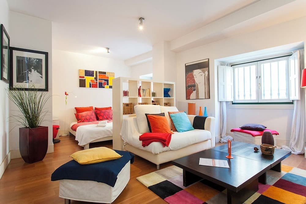 JOIVY Color-block studio w/workspace &free parking at the heart of Santa Catarina