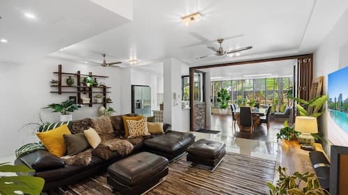 Luxury Pool Side Apartment in Beachfront Resort