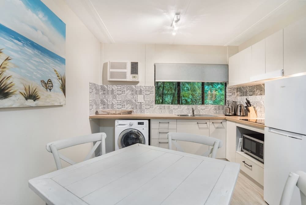 Tropical Unit with Private Fenced Garden Close to The Beach 5