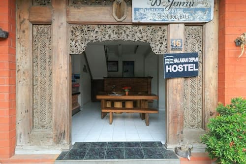 Halaman Depan Hostel