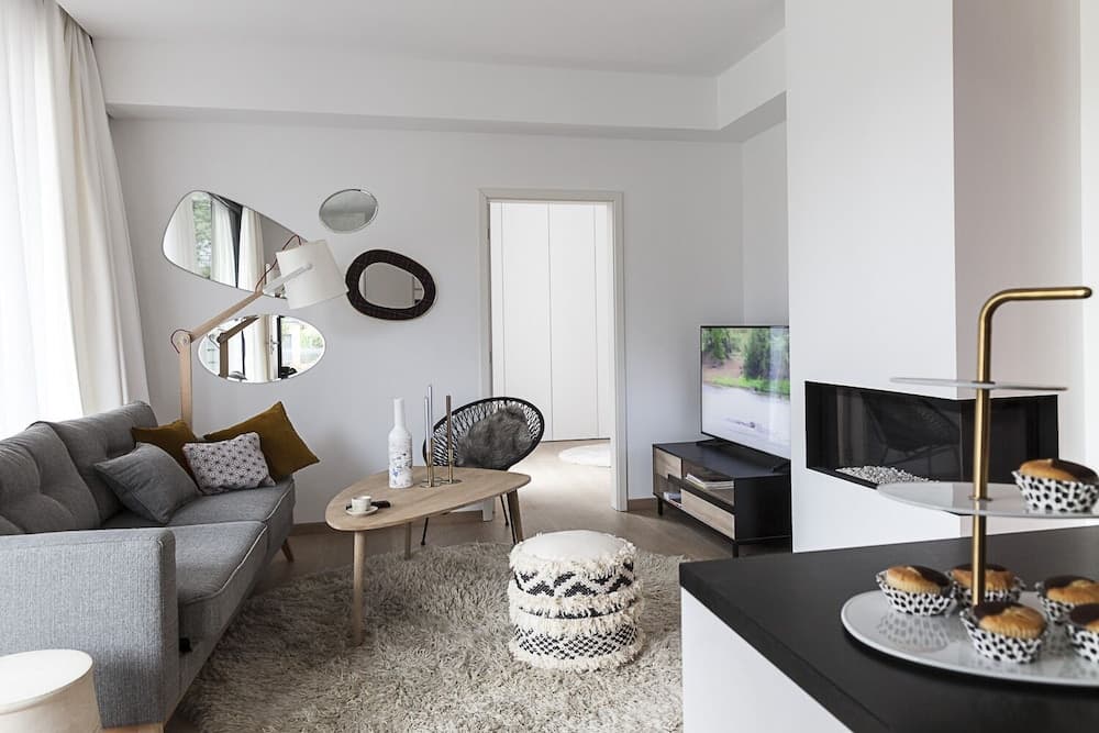 Unit 1 - Stylish Smart Home with Private Parking
