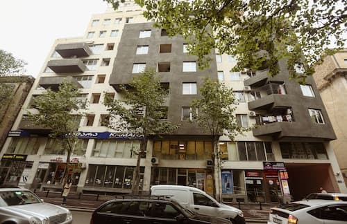 One Bedroom apartment for shopaholics