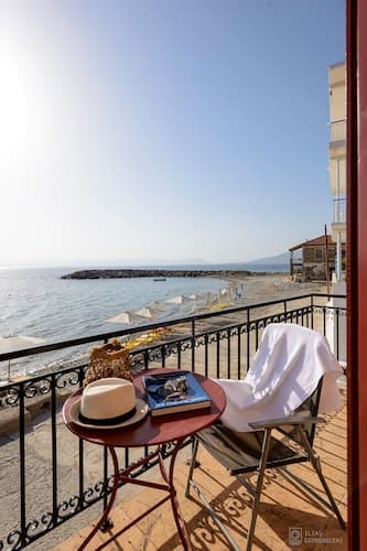 Waveside Sanctuary - Luxurious Seastone Villa