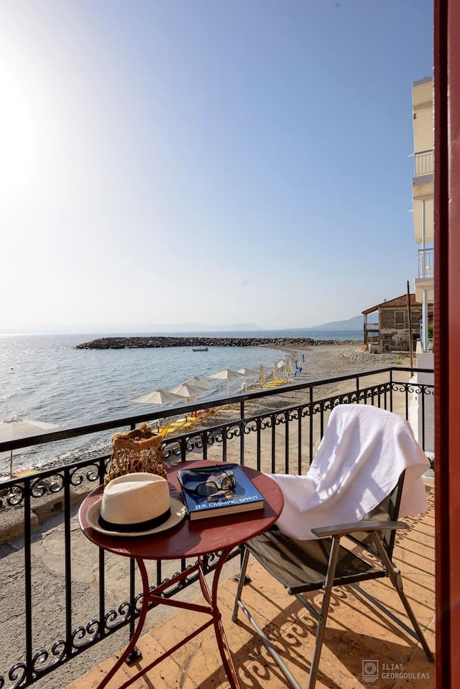 Waveside Sanctuary - Luxurious Seastone Villa