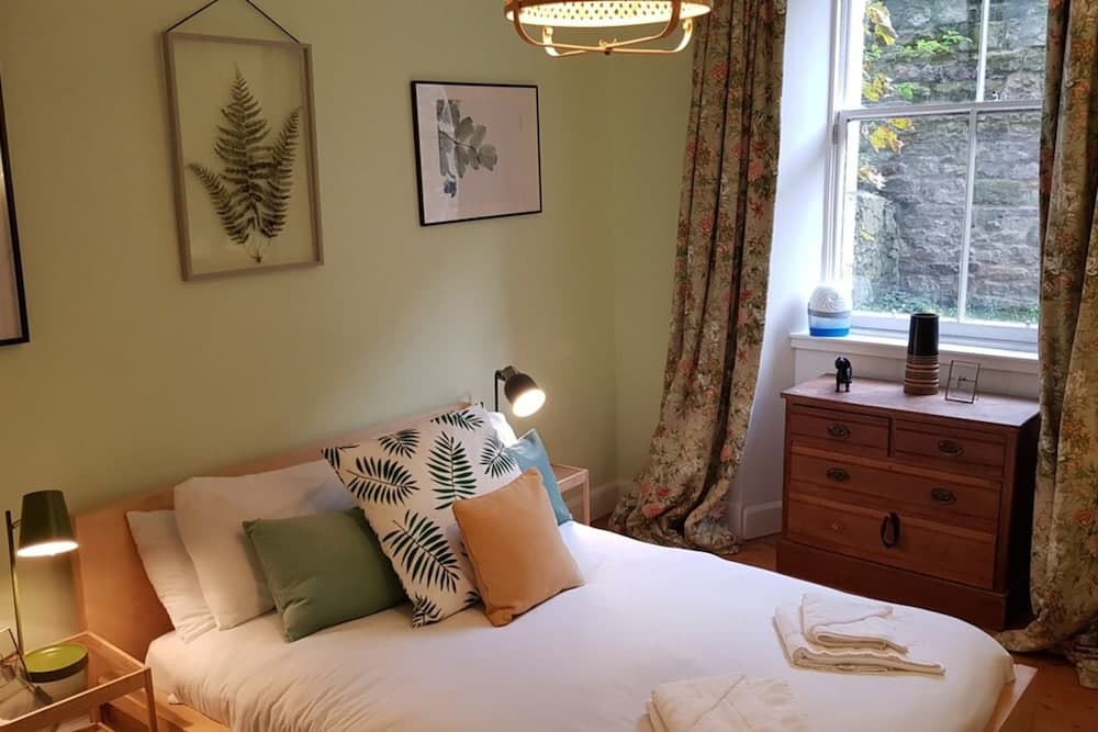Central 3 Bedroom Next to Leafy Meadows