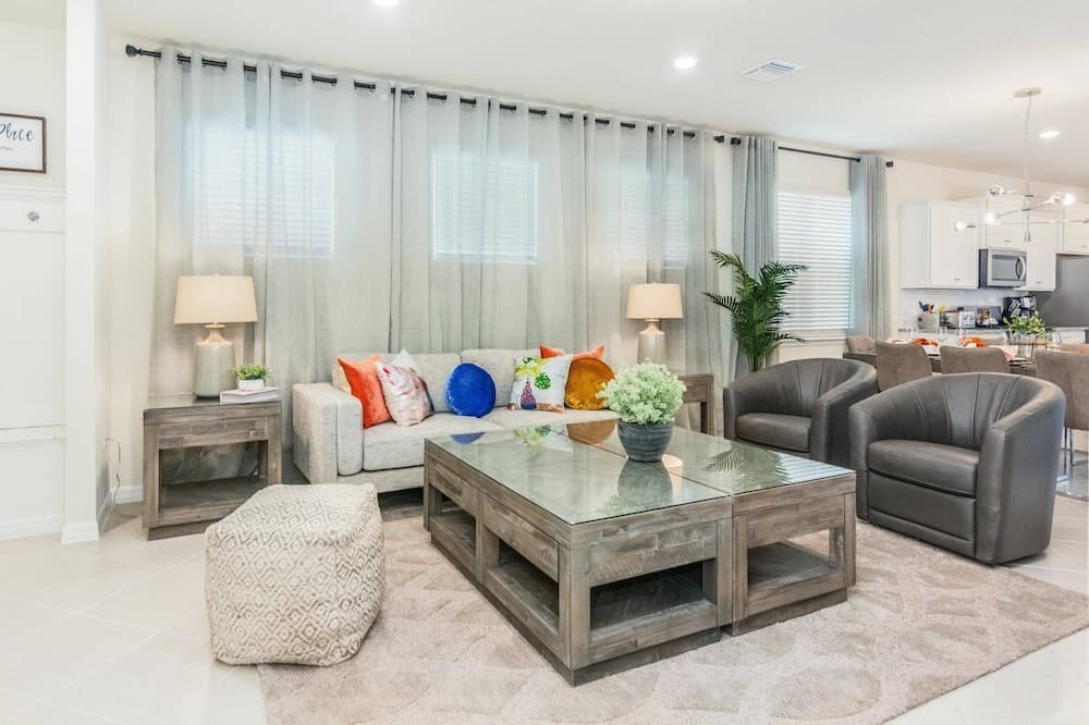 Fabulous Single Home w/ Pool at Solterra Resort