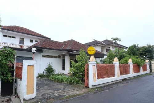OYO 2268 Tim-tim Homestay SyariahNearUniversitas Gadjah Mada