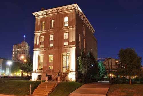 Grand Center Inn