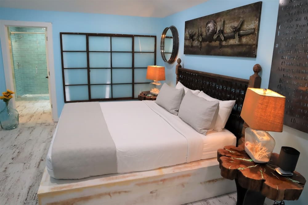 8852 Bay Pine 3 Bedroom Home by RedAwning