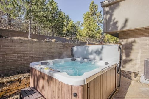 Verdant Oasisluxury, Traveler's Home W/hottub!