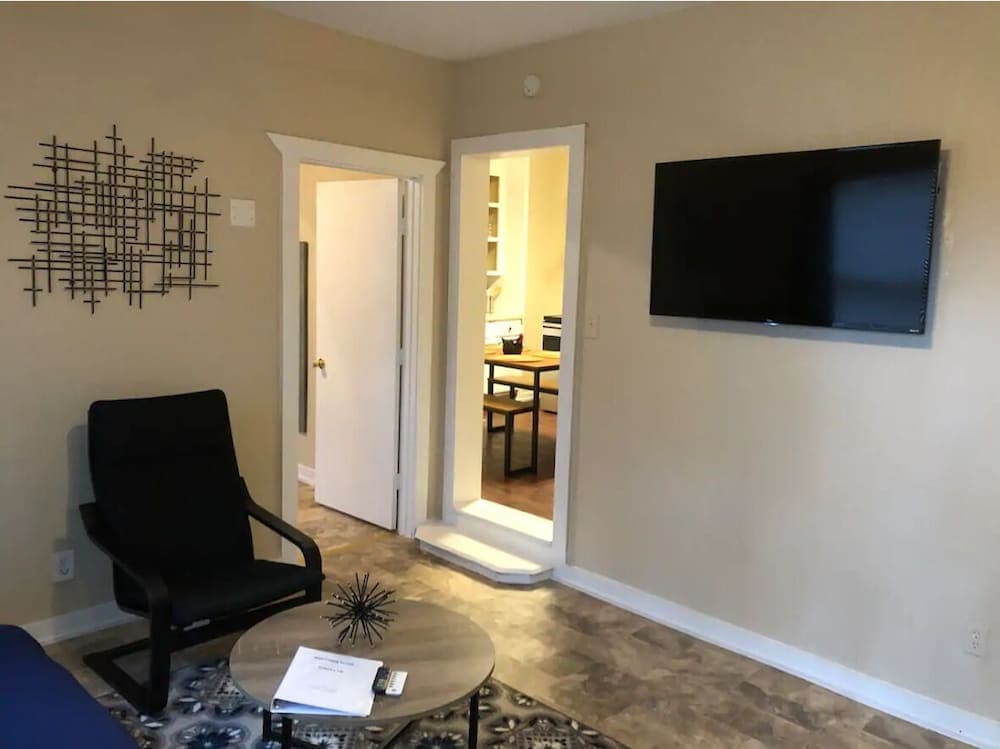Cozy Downtown Guest House 2br/1ba Sleeps 8