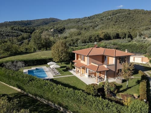 Villa in Tuscany With Private Pool & Views