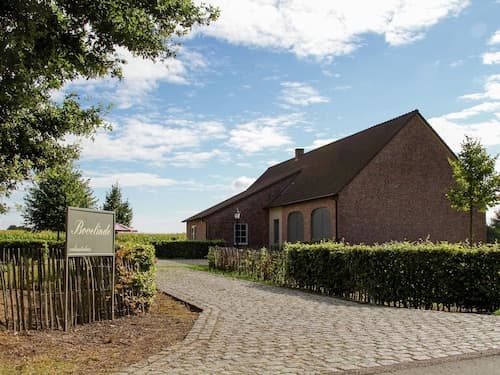 Peer Villa With Garden