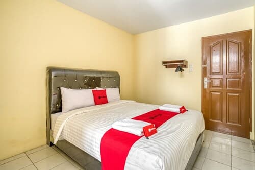 RedDoorz Plus near RSUD Dr. Pirngadi Medan 2 - Hostel