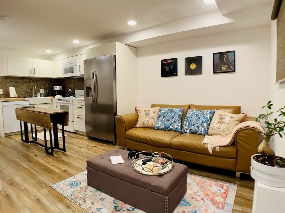 Phinneywood Basement Hideaway - Zoo meets Lake