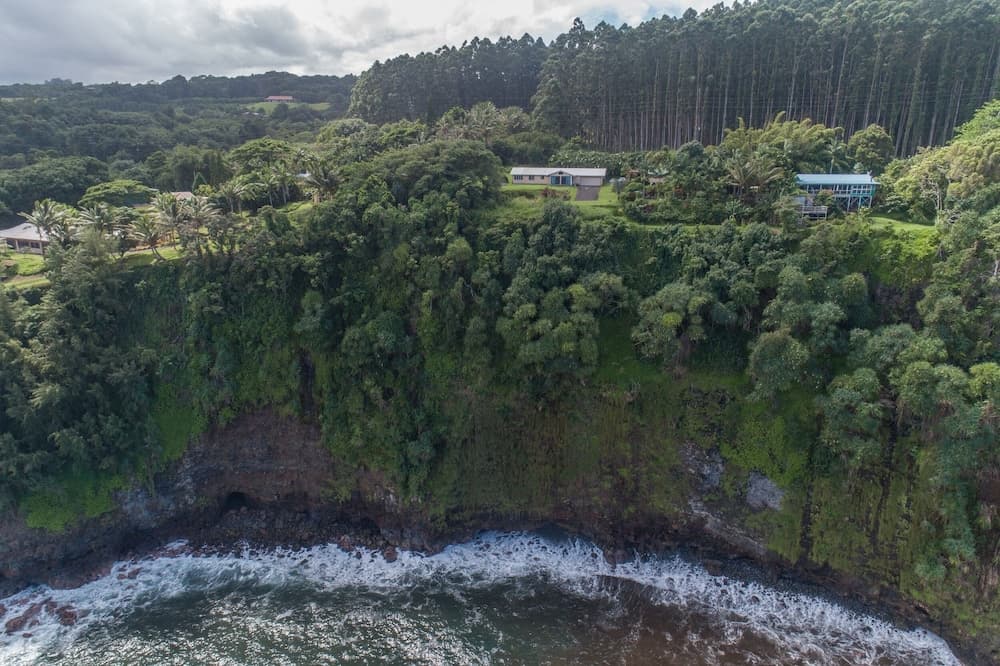 Hamakua Pukana La Hale 3 Bedroom Home by RedAwning