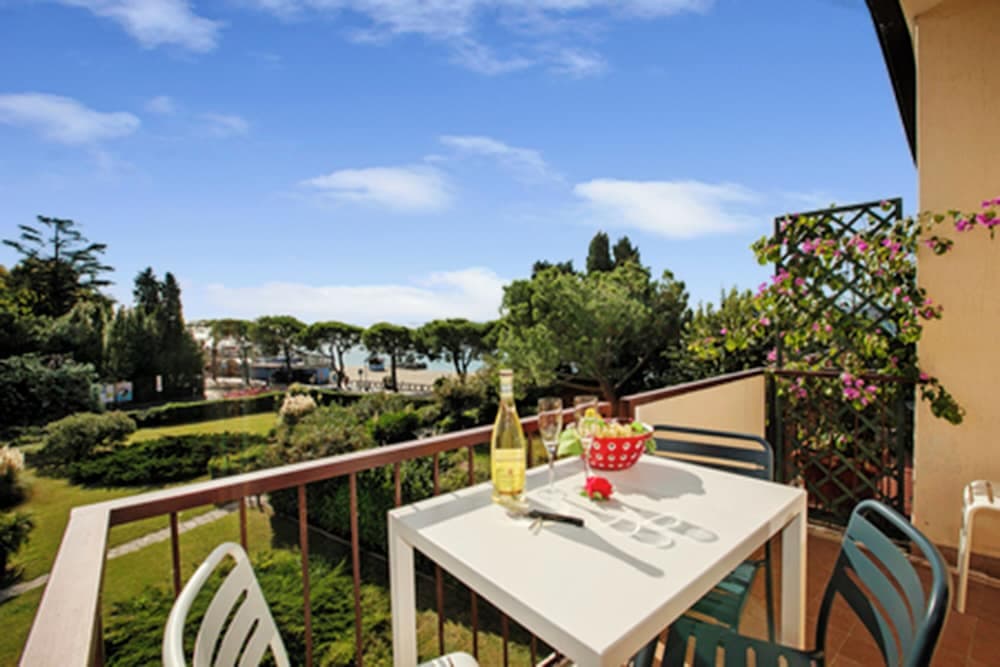 Apart. Spiaggia Azzurro lake view