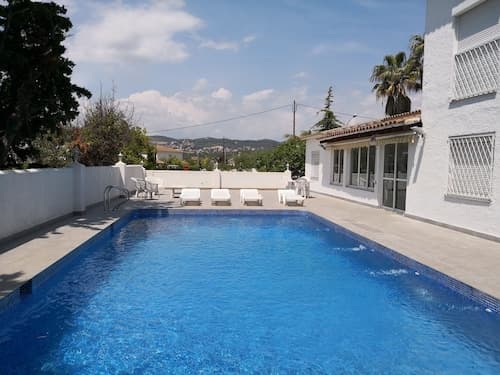 Villa con gran piscina en zona residencial