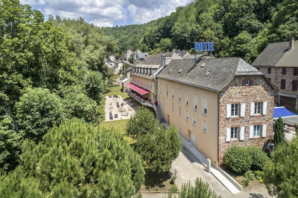 Logis Hôtel Restaurant Les 2 Rives - A75, en bordure de rivière