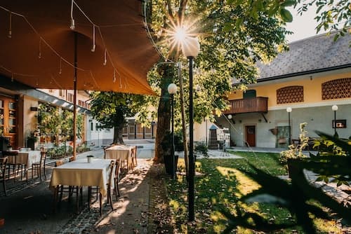 Dvor Jezeršek Brnik