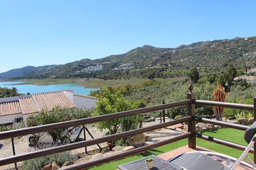 Serene Retreat in Lake Vinuela With Breathtaking Views