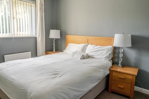 Modern 4 Bedroom Detached House in Cardiff