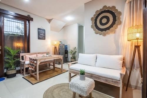 Cecilya Balian Stylish 3 Bedroom House near Beach at City Center
