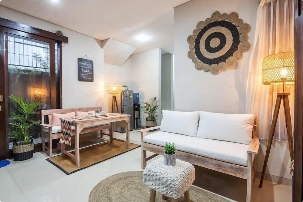 Cecilya Balian Stylish 3 Bedroom House near Beach at City Center