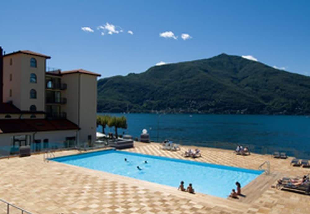 Vista di Maccagno Fantastico Pool