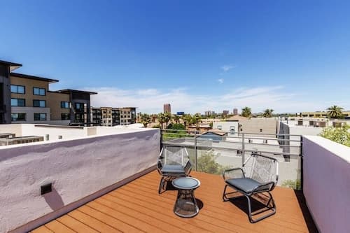 City Luxury Oasis! 3 Level Condo With 360 Roof!