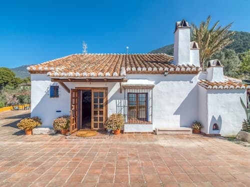 Lovely Cottage in Alcaucín near Sierra Tejeda Natural Park